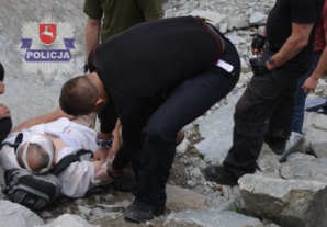 Policjant bez wahania ruszył na pomoc rannemu turyście