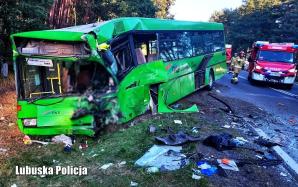 Zderzenie busa z autokarem. Okoliczności tragedii ustalają policjanci