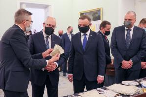 Prezydent gościł Prezydenta Republiki Estońskiej Alara Karisa. Prezydenci zapoznali się z prezentowanym w Belwederze legendarnym zbiorem Michała Sokolnickiego - ostatniego ambasadora II Rzeczypospolitej w Ankarze