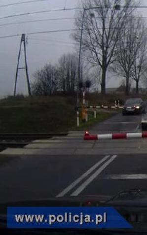 20-latek przejechał przez opuszczone szlabany! O mały włos od tragedii