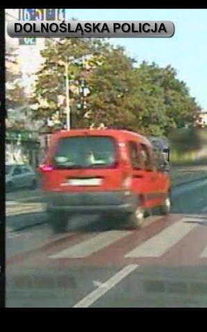Wrocław: Na oczach kamery wymusił pierwszeństwo na przejściu dla pieszych 