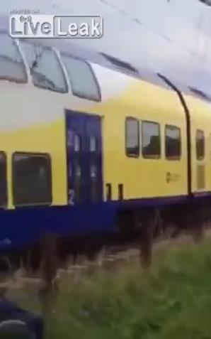 VIDEO: W Niemczech pociąg wjechał w szkolny autobus. Na szczęście nic nikomu się nie stało.