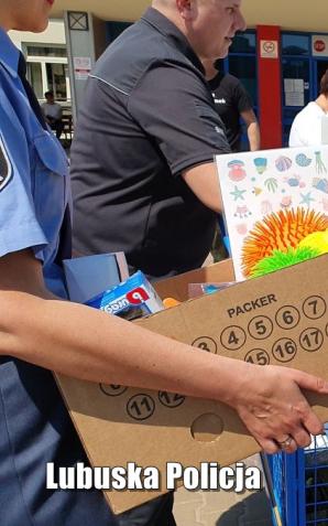 [VIDEO] Gest prosto z serca – policjanci przekazali zabawki dla dzieci ze szpitala onkologicznego