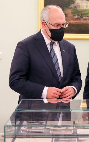 Prezydent gościł Prezydenta Republiki Estońskiej Alara Karisa. Prezydenci zapoznali się z prezentowanym w Belwederze legendarnym zbiorem Michała Sokolnickiego - ostatniego ambasadora II Rzeczypospolitej w Ankarze