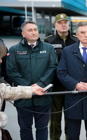 Rozmowy polsko-ukraińskie Minister rolnictwa i rozwoju wsi Roberta Telusa wraz z sekretarz stanu Anną Gembicką  na przejściu granicznym w Dorohusku