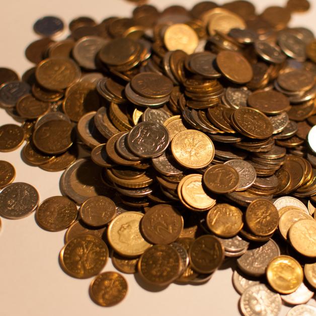 Niewielu pracodawców planuje podwyżki. Konsumentów wspomagają spadki cen