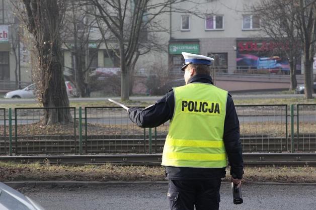Policjanci drogówki udaremnili nocne wyścigi ulicami Krakowa. Ukarano ponad 200 kierowców!