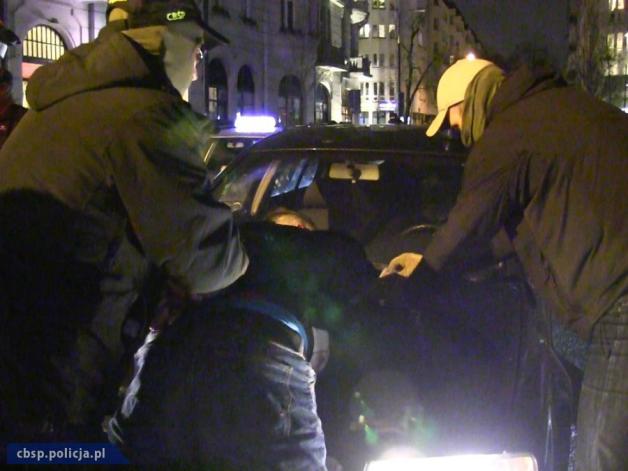 Brawurowe zatrzymanie w centrum Warszawy. Sprzedawał kokainę wśród celebrytów
