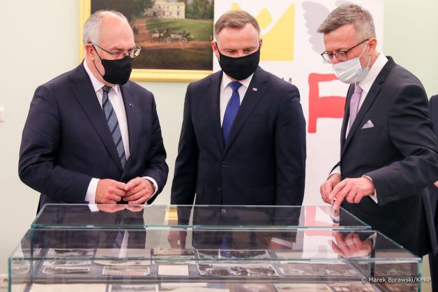 Prezydent gościł Prezydenta Republiki Estońskiej Alara Karisa. Prezydenci zapoznali się z prezentowanym w Belwederze legendarnym zbiorem Michała Sokolnickiego - ostatniego ambasadora II Rzeczypospolitej w Ankarze