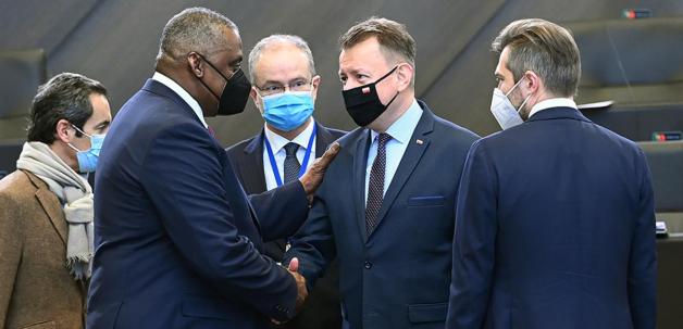 NATO wspiera nienaruszalność granic Ukrainy. Spotkanie ministrów obrony państw NATO w Brukseli. Szef MON bilateralnie spotkał się z ministrami Niemiec, Estonii oraz Kanady