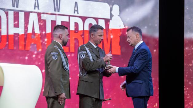 Szef MON uczestniczył w gali WAWA BOHATEROM, podczas której wręczał wyróżnienia osobom, organizacjom oraz instytucjom, które pomagają kombatantom